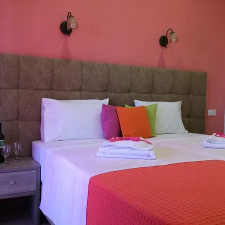 Nopi-zoi Skiathos Town